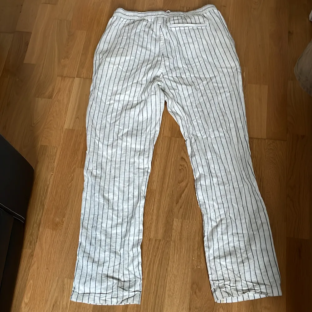 Randiga linnebyxor som sitter straight.  Frakt kostar 50kr . Jeans & Byxor.