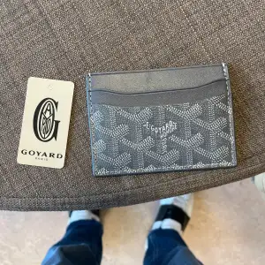 En sprillans ny goyard korthållare som är grisch och perfekt nu inför sommaren, kort kommer med och den är helt ny, kom privat för prisförslag eller frågor.