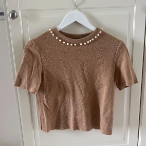 Pärltopp från Zara - Söt topp från Zara, skön att ha på sig!