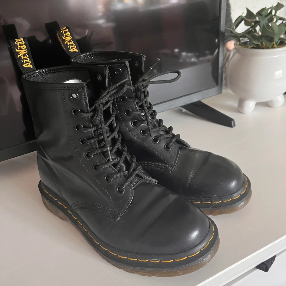 Säljer mina i princip helt nya dr. Martens då jag fick fel modell i julklapp och de därmed ej kommer till användning. Storlek 38 men skulle säga att de även passar en liten 39:a. Två par extra snören medkommer. Nypris 2100, pris går att diskutera 😊. Skor.