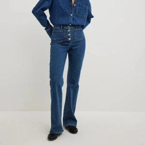 Sanna Jörnvik x NAKD - Säljer dessa jeansen från Sanna Jörnviks kollektion. Jättefint skick! Storlek 38 men passar 36/38 skulle jag säga💘 kan mötas upp i GBG eller fraktas mot porto⭐️