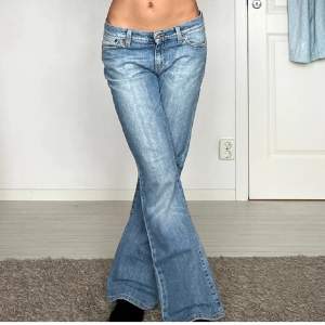 Super snygga jeans! Dem är lite små på mig men tjejen på bilden är 169 💓 sytt på egen knapp då den gammla satt löst. Midjemått rakt över 38, innerbenslängd 80 Bootcut/ low waist  Pris kan diskuteras vid snabba affär 