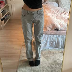 Säljer dessa ljusgråa perfect jeans från Gina Tricot som inte kommer till användning längre tyvärr. 🎀