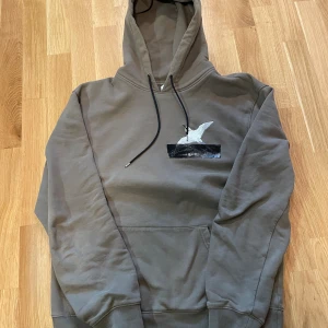Axel arigato - Axel Arigato hoodie i storlek M  Riktigt skön desgin  Org pris runt 2900kr  Vårt pris 499 Använt mycket sparsamt 8/10 skick Fråga vid funderigar 