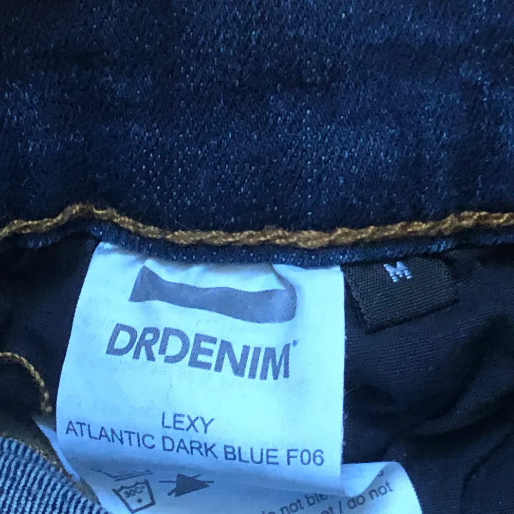 (OBS!! Det står storlek ”M” men dessa var väldigt tighta på mig som är S)  Blåa skinny jeans från Dr. Denim. Säljer då jag aldrig har använt dem. Jeans & Byxor.