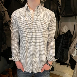 Ralph Lauren Skjorta  - Ralph Lauren skjorta | Storlek: M | Modell: Slim fit | Skick: 9/10 | Pris 399kr | Nypris ≈ 1600kr | Kontakta mig vid intresse och fler frågor!