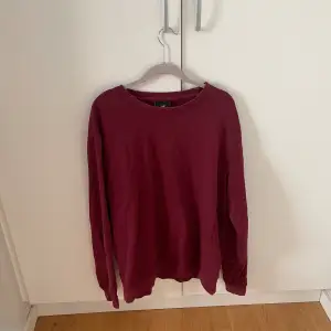 Röd sweatshirt från H&M, sparsamt använd - Storlek M - Köparen står för frakten - Inga returer - Betalning via köp direkt 