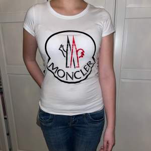 Säljer en oanvänd moncler T-shirt 🤍 I Storlek S . 