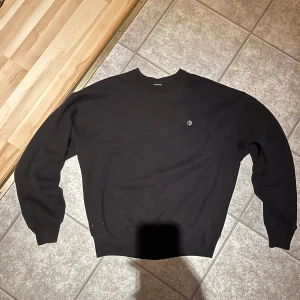 Polar Skate Ed Patch Crewneck - Polar Skate Co. Ed patch crewneck köpte den för 1.4k den är i riktigt bra skick förutom den där lilla lim fläcken som säkert går bort när man tvättar