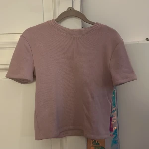Ljuslila Zara tröja - Säljer den här superfina kortärmade tröjan från Zara!