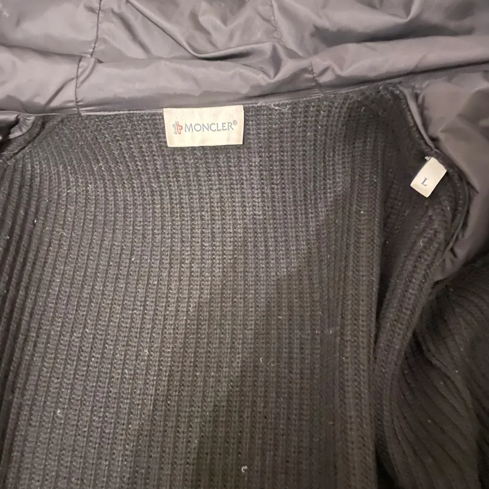 Hej säljer min moncler cardigan som jag köpte här på plick, säljer för den är lite stor på mig! Skick 10/10 inga skavanker eller skador helt clean  Priset är inte hugget i sten hör av dig vid intresse . Jackor.