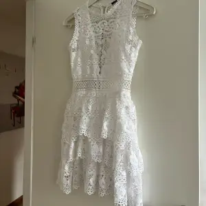 vit klänning från guess 