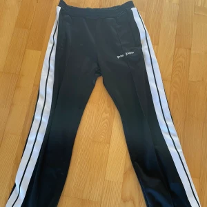 Palm Angels byxor str 12år - Nu säljer jag mina Palm Angels byxor när jag inte vill ha dom längre. Dom är i nyskick och har bara andvänt dom 3 ggr. Kvitto fins och är helt äkta. Nypris (2300kr) mitt pris (1100kr). 