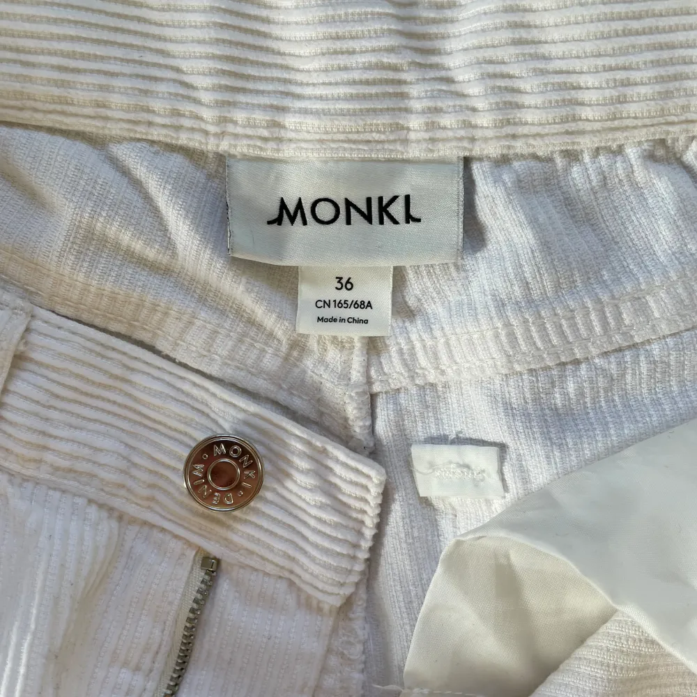 Vita manchesterbyxor från Monki, köpta från Sellpy. Finns några små fläckar på byxorna som säkerligen går bort med lite vilja, skriv för bilder om du ändå är intresserad!. Jeans & Byxor.
