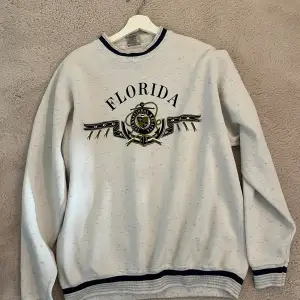 Stilig vintage sweatshirt med Florida international regatta tryck. Det står att den är XL men tycker att den sitter mer som L, finns mycket tråkiga småfläckar men det mesta syns knappt, bortsett från den på bild 3.