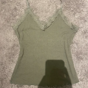 Spets linne! - Ett gulligt grönt spets linne från new yorker. I storlek S. Kommer inte till användning längre. Kontakta vid intresse…