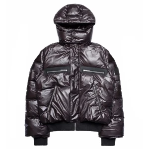 Racer Worldwide Thermochromic Jacket/Puffer - En Racer Worldwide jacka som jag köpte för ca, ett år sedan för 2800kr väljer nu att sälja den eftersom att den aldrig va riktigt min stil. Endast använd 2 gånger och är i nyskick skick!  Vid frågor om pris eller annat så är det bara att skriva;)