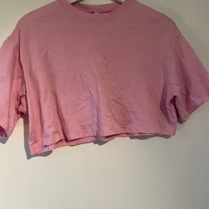Rosa tröja - Kortare magtröja, aldrig använd, strl S