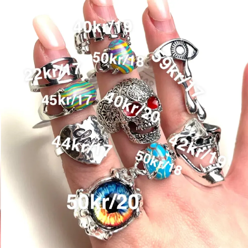 Säljer dessa super coola silvriga ringarna med olika motiv på! Helt nya, alltså inte använda! Frakt tillkommer 20kr❗️Kolla andra bilden för priser och storlekar! Storlekarna stor i diameter i mm!. Accessoarer.