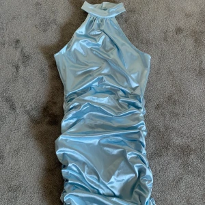 Blå satinklänning - Säljer denna helt nya satinklänningen då den inte passa mig 🤍 den är helt ny från shein! Har öppen rygg och fina detaljer (de sista två bilderna är lånade, klänningen har samma färg som de två första bilderna) 