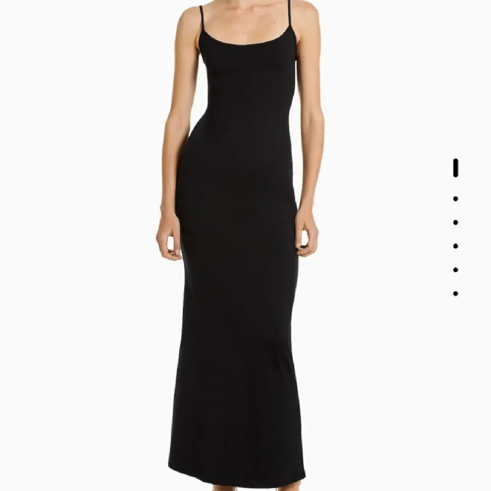 Säljer denna fina skims liknande klänning från bershka, helt slutsåld på deras hemsida, knappt använd 💕. Klänningar.