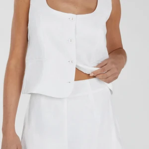 linneshorts fr DISSH oanvänt - sååå fina & helt oanvända linneshorts från australienska märket DISSH. passar tyvärr inte & tullen för att skicka tillbaka är alldeles för dyr hehe. *köptes för 680kr* säljer även matchande väst - kan fås billigare vid köp av båda <3  XL/XXL/16