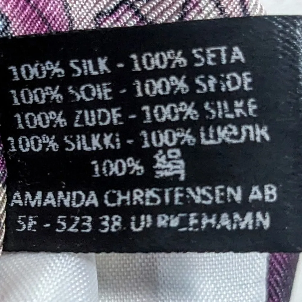 Flerfärgad, blommig Amanda Christensen-slips i nyskick. Bredd 8 cm.  Nypris: 750 kr  Hämtas på Ön i Malmö eller skickas per post.. Accessoarer.