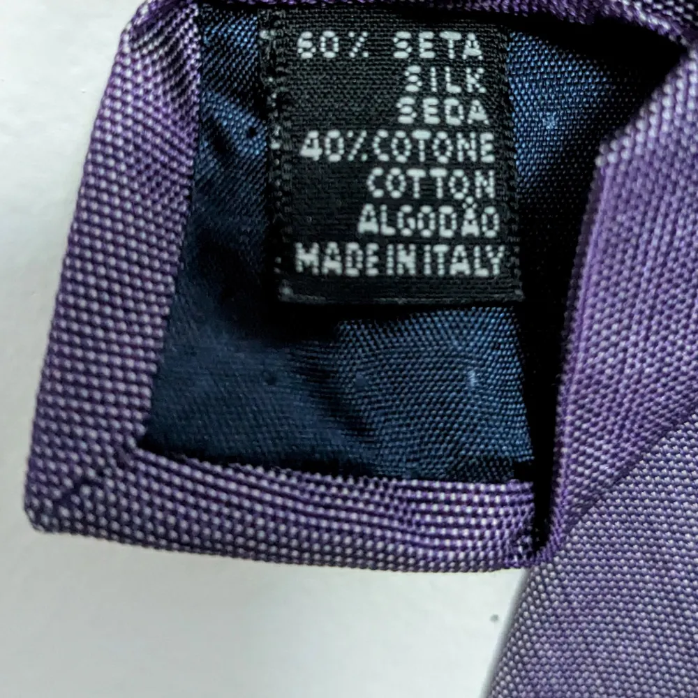 Lila The Shirt Factory-slips i nyskick. Bredd 8 cm.  Nypris: 250 kr  Hämtas på Ön i Malmö eller skickas per post.. Accessoarer.