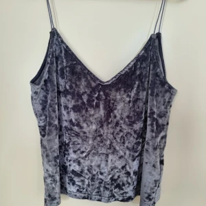 Blå sammetlinne - Blå sammet linne från H&M i storlek S. Fint skick.