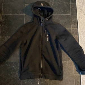 Sail racing zip hoodie  - Sail racing hoodie i bra skick. Skriv vid frågor eller funderingar. Pris kan diskuteras 