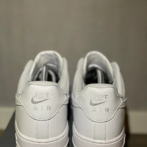 Nike Air Force 1 - Säljer ett par nya Air Force 1. Kommer med box och kvitto! Hör av er om ni undrar något!