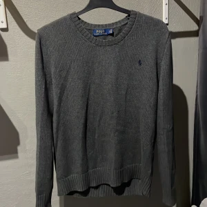 Polo Ralph Lauren  - En stickad tröja från märket polo Ralph lauren! Den är i storlek s men den passar xs också och den är i väldigt bra skick. Om du har några funderingar hör bara av dig👌