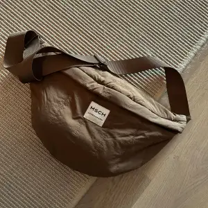 Snygg brun sling bag från MSCH Copenhagen. Justerbar.