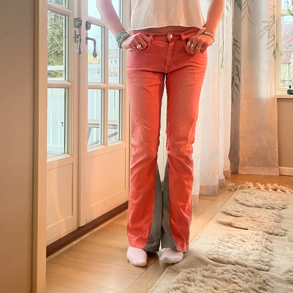 As coola korallrosa jeans med detaljer💖. Jeans & Byxor.