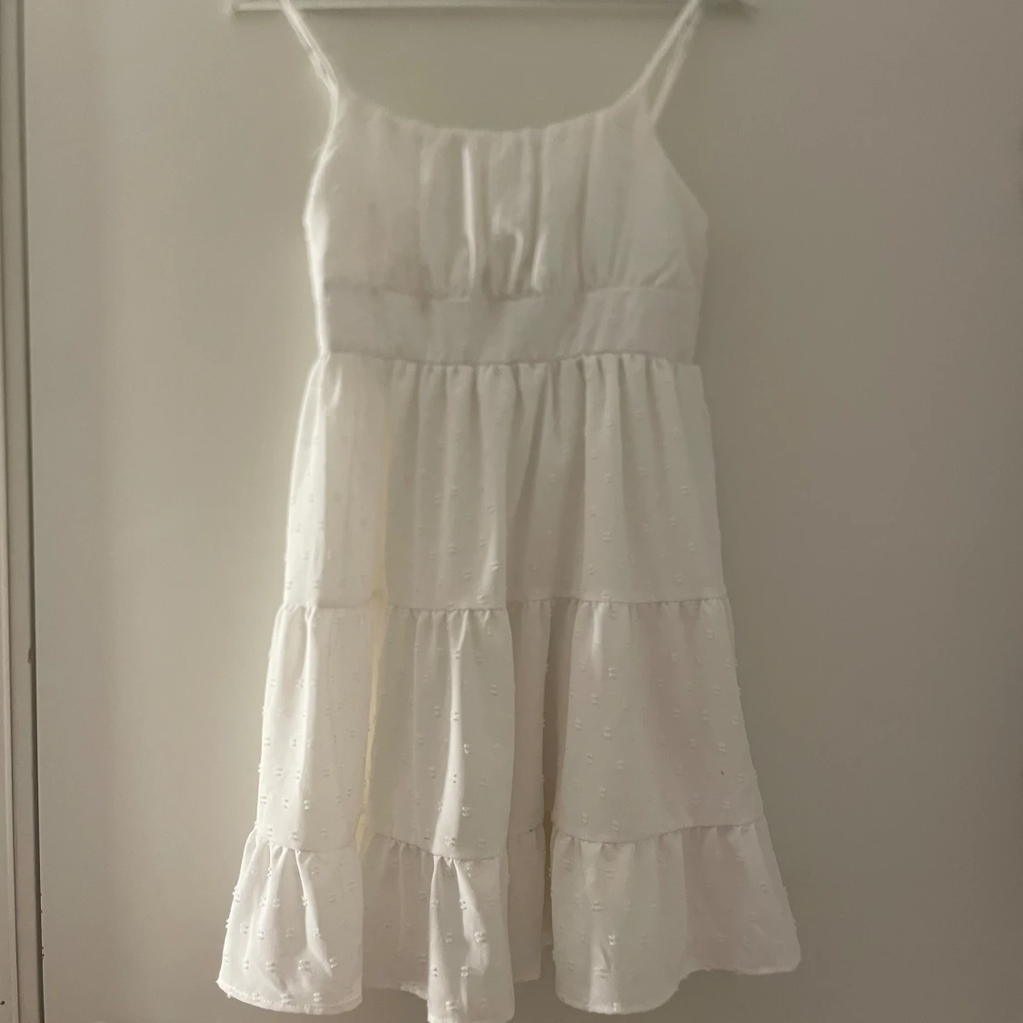 Vit volang klänning