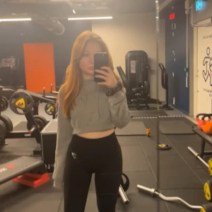 Cropped grå hoodie  - Bra för gym. 