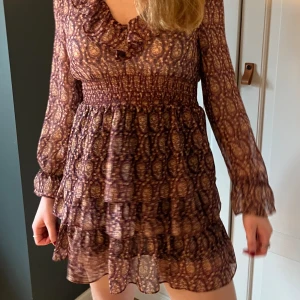 Klänning  - Jättefin klänning från zara perfekt till finare tillfällen💖💛