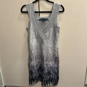 Säljer denna gråa bandage klänning med mönster längre ner från french connection i storlek 40, pris går att diskutera vid snabb affär!
