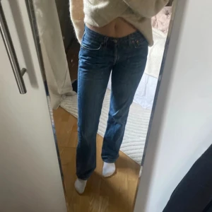 Levis 501 - Strl W31 L34. Jag har vanligtvis strl 38 eller S/M. Bra skick. Lite slitna i slutet av benen och i grenen, syns på bilderna. I övrigt i bra vintage skick.