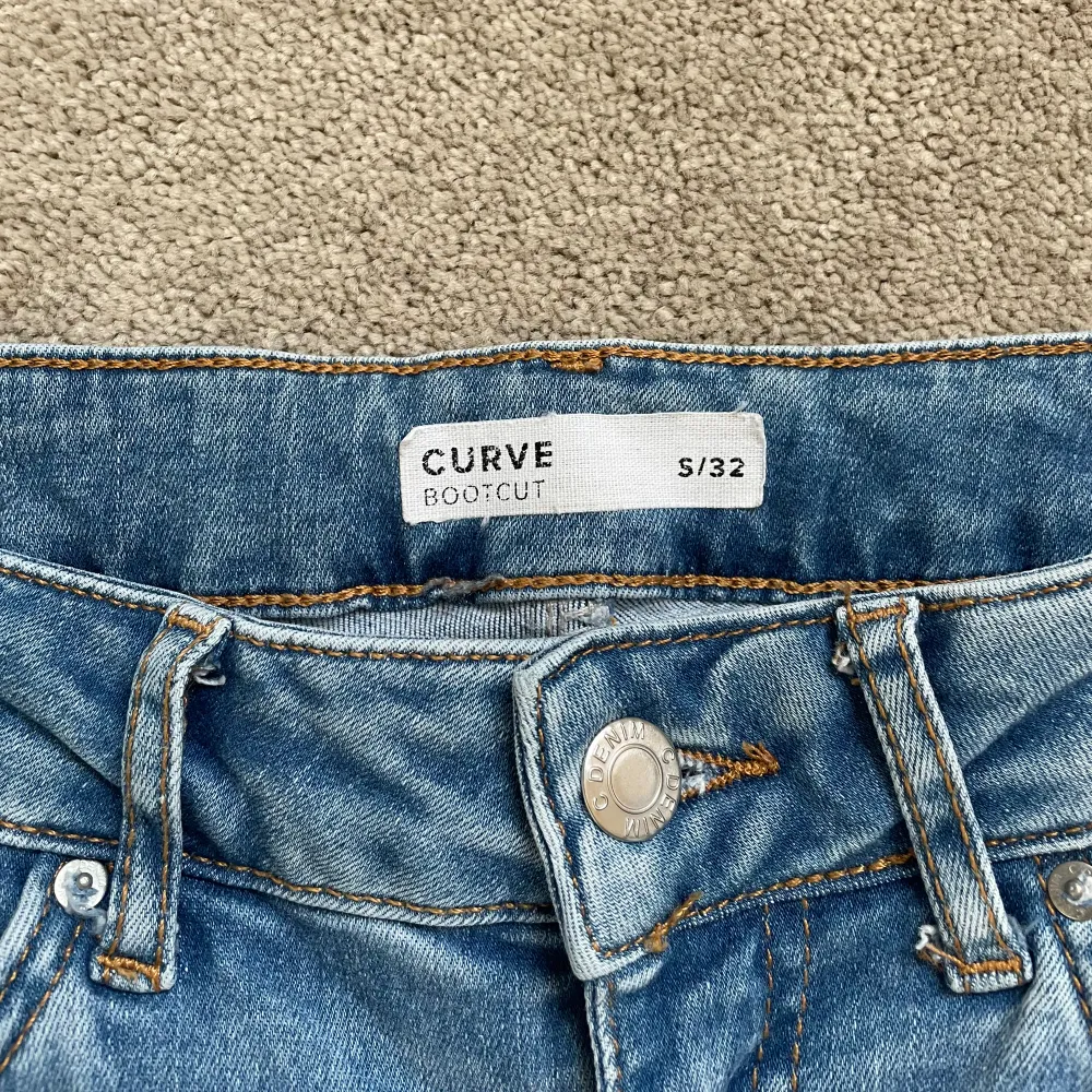Blåa mid/high waist straight bootcut jeans ifrån Cubus i storlek S/32, lite långa för mig som är 165cm. I bra skick! Nypris 600kr 💖🫶🏼. Jeans & Byxor.
