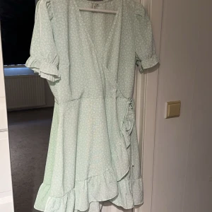Klänning - Säljer denna söta sommarklänning i storlek 38. Den ser ut som ny, säljer för 150 kr. ❤️