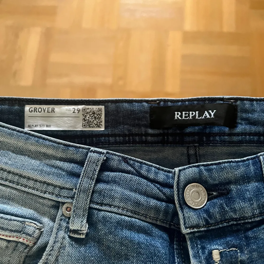 Säljer ett par oanvända replay grover jeans. Size Waist 29, Length 32 dem sitter väldigt bra och är sjukt snygga på. Nypris ca 2299 kr, köpta på Nk.. Jeans & Byxor.