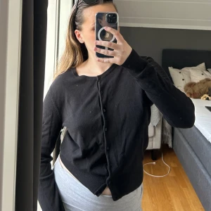 Svart kofta  - Säljer denna fina kofta då jag inte använder den längre💞använt fåtal gånger, inga defekter. Köparen står för frakten!!!