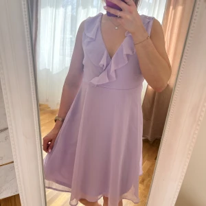 💛Lavendellila omlottklänning från VILA💛 - Storlek 38 (Rymlig) . Se bild för materialinformation . Utan anmärkning (Oanvänd med prislappen kvar) .