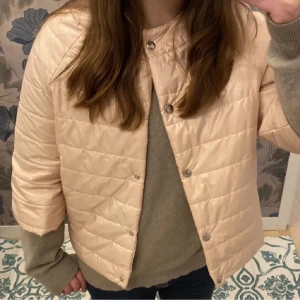 trekvarts jacka - Säljer min jätte fina ljus rosa trekvart jacka💗Pris kan diskuteras! Bilden är inte min, men skriv privat för egna bilder