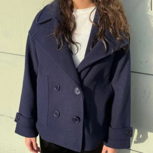 Design by si kappa - Superfin och trendig kappa från design by si i marinblå färg. Fortfarande i gott skick, skriv för egna bilder! Nypris 757 plus frakt, säljer 500