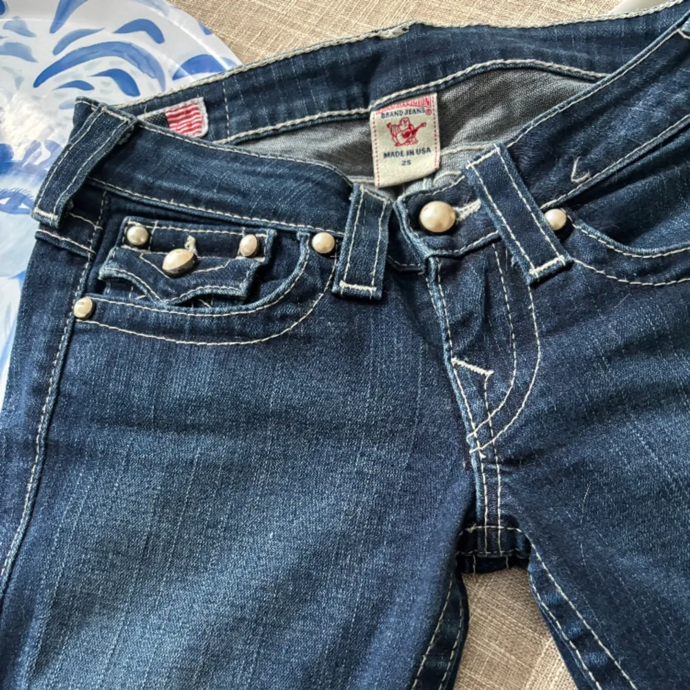 Super fina nya true religion jeans som tyvärr var försmå för mig. Har klippt slitts på jeansen men de syns inte på bilderna. Pris kan diskuteras!💞. Jeans & Byxor.
