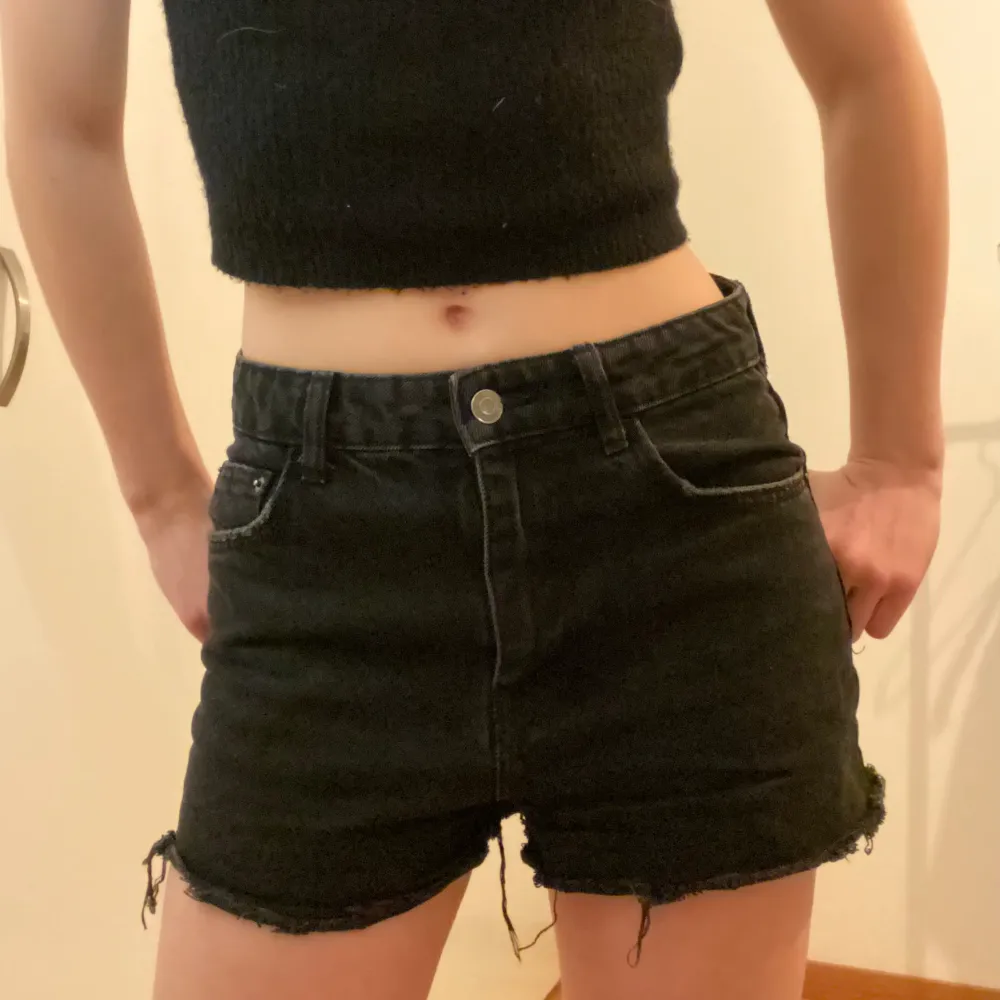 Assnygga jeansshorts från Bershka i superfint skick. Finns ej att köpa i butik längre. Perfekt till sommaren, tryck gärna på köp nu!💘. Shorts.