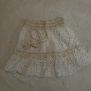 Mönstrad kjol - Jätte fin kjol som är köpt utomlands sommaren 2023. Den är knappt använd. Pärlorna har gått av på ens snöret, annars är kjolen i helt nyskick (inga märken eller liknande). Dubbel lagrat tyg. Priset går att diskutera!❤️