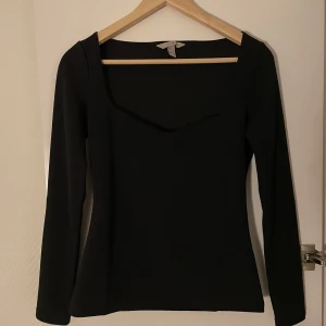Svart topp - Säljer en fin långärmad topp från hm. Den är i stl S och har inte alls använts. Skulle vara jätte snyggt för vardagen och även fester. Skriv gärna till mig för mer information ❤️🥰